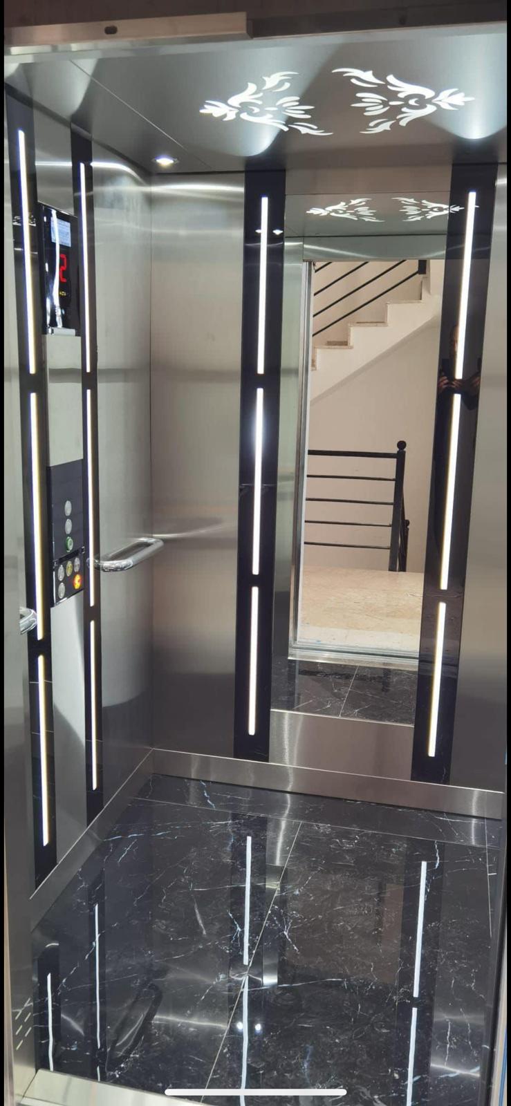 Photo of Cartagena's cathedral at the background and some colonial style houses