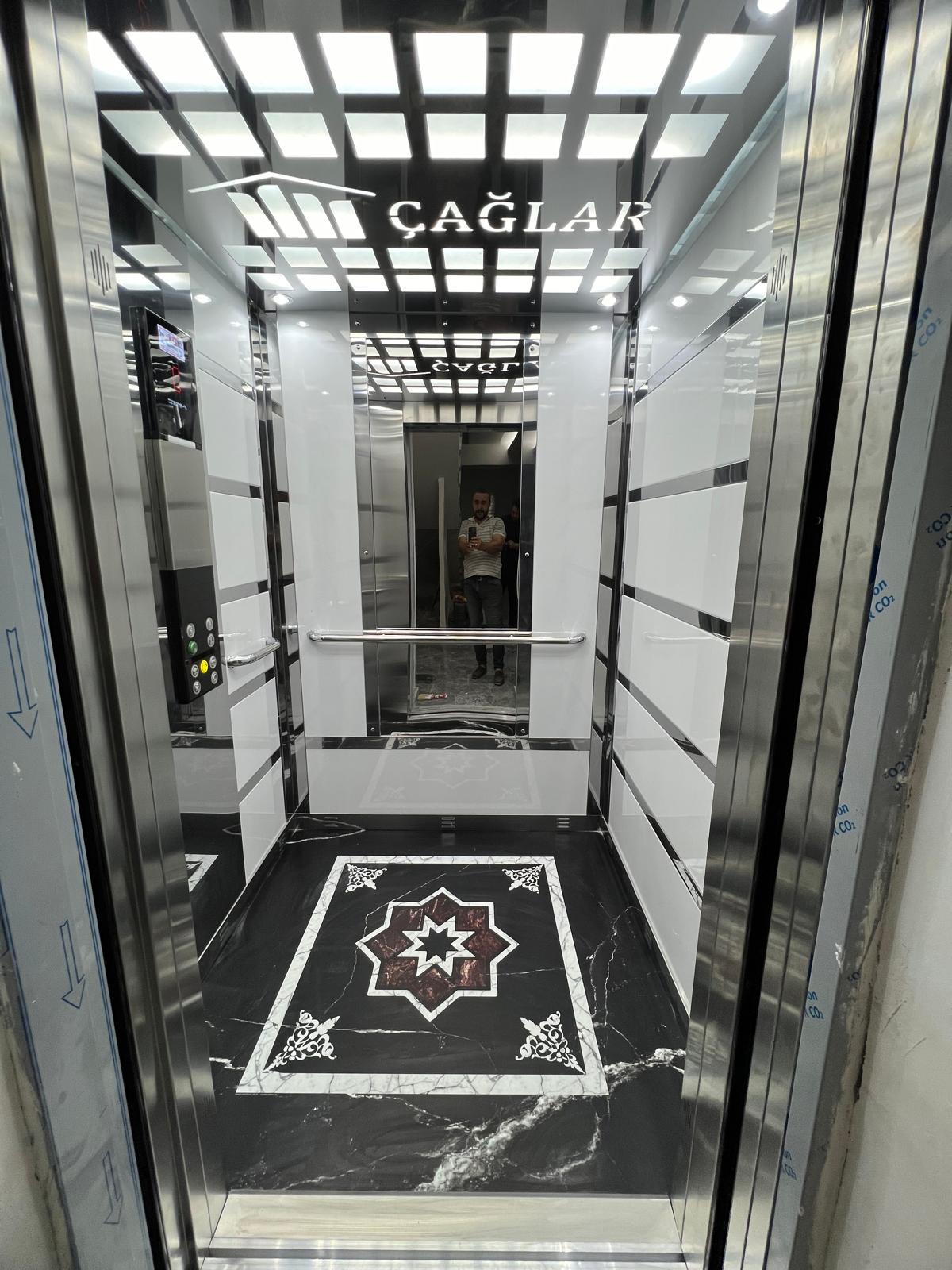 Photo of Cartagena's cathedral at the background and some colonial style houses